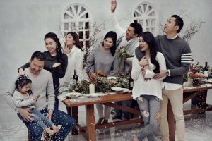 6 Seleb ini lakukan pemotretan tema Natal bareng keluarga, penuh kasih