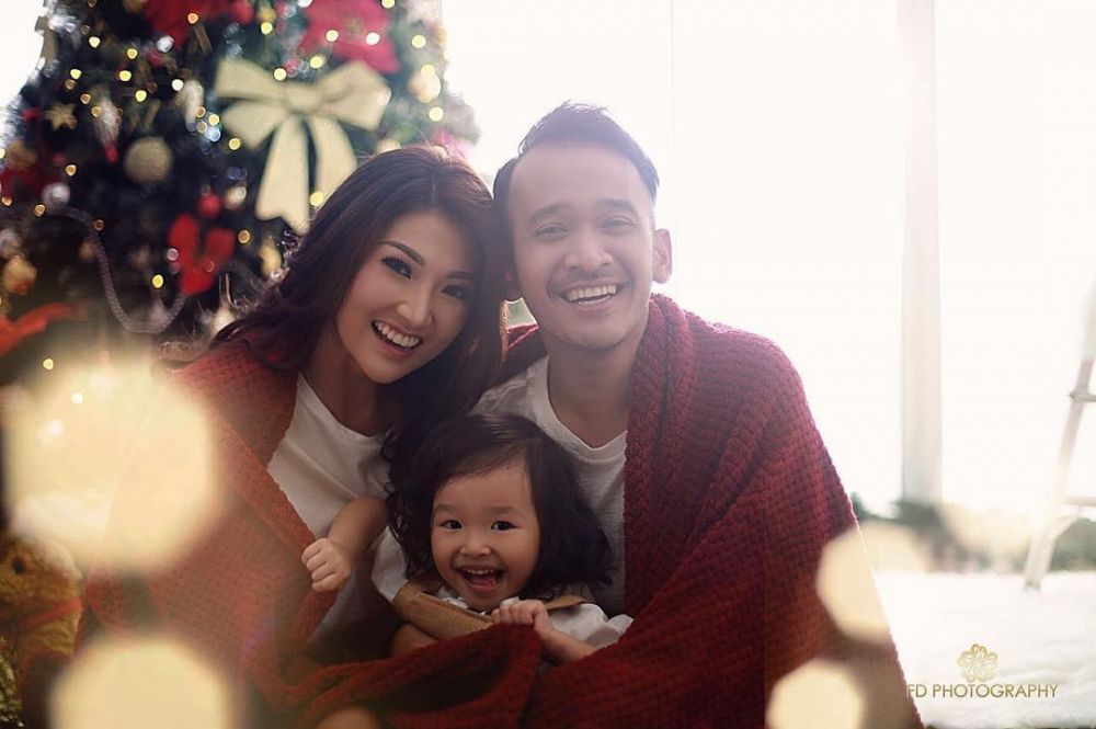 6 Seleb ini lakukan pemotretan tema Natal bareng keluarga, penuh kasih