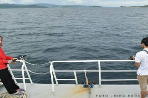 Momen Jokowi dan Kaesang mancing bareng di Raja Ampat