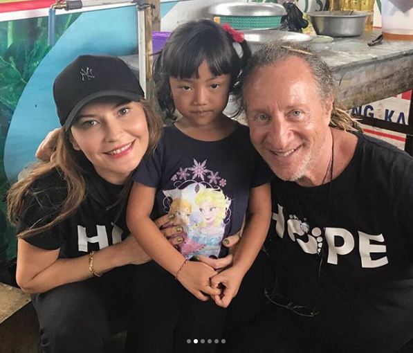 10 Momen Tamara Bleszynski peduli pengungsi Gunung Agung, bikin salut