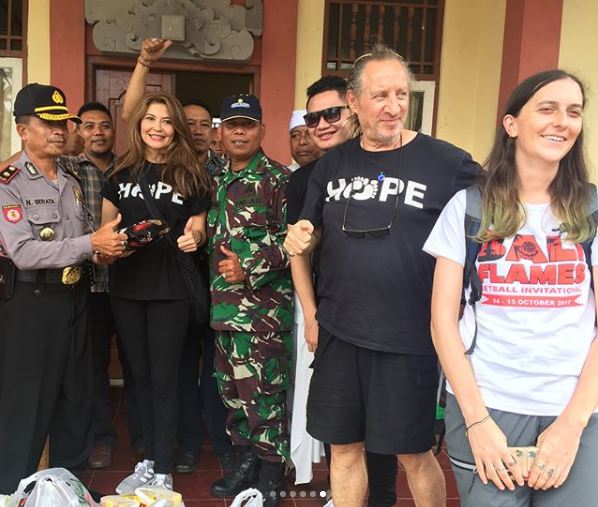 10 Momen Tamara Bleszynski peduli pengungsi Gunung Agung, bikin salut