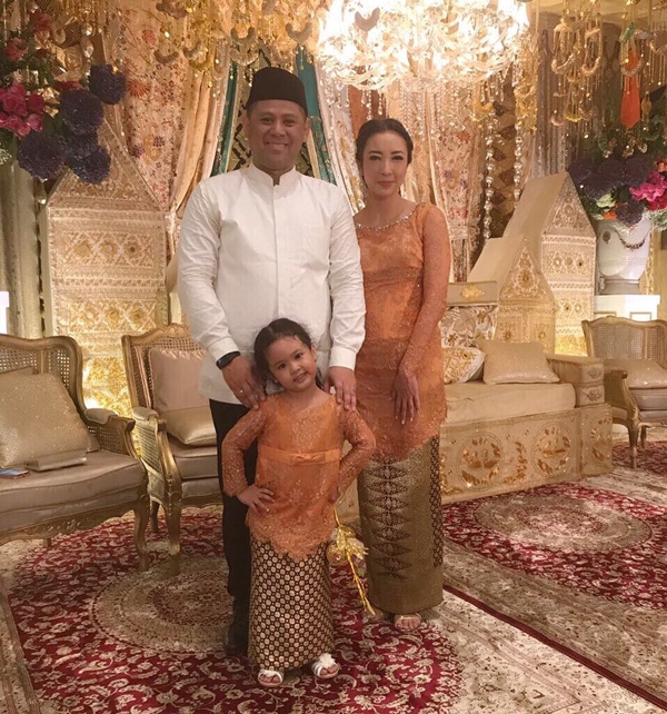 10 Gaya glamor Renny Sutiyoso, putri Bang Yos mantan Gubernur Jakarta