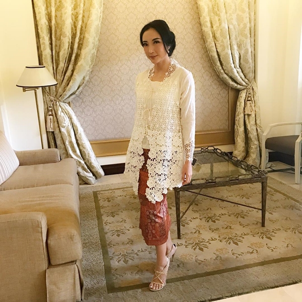 10 Gaya glamor Renny Sutiyoso, putri Bang Yos mantan Gubernur Jakarta