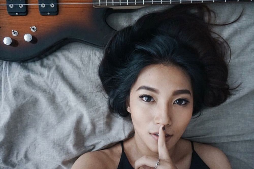 10 Gaya memukau Wanda Omar, bassis cantik yang siap 'membetot' hatimu