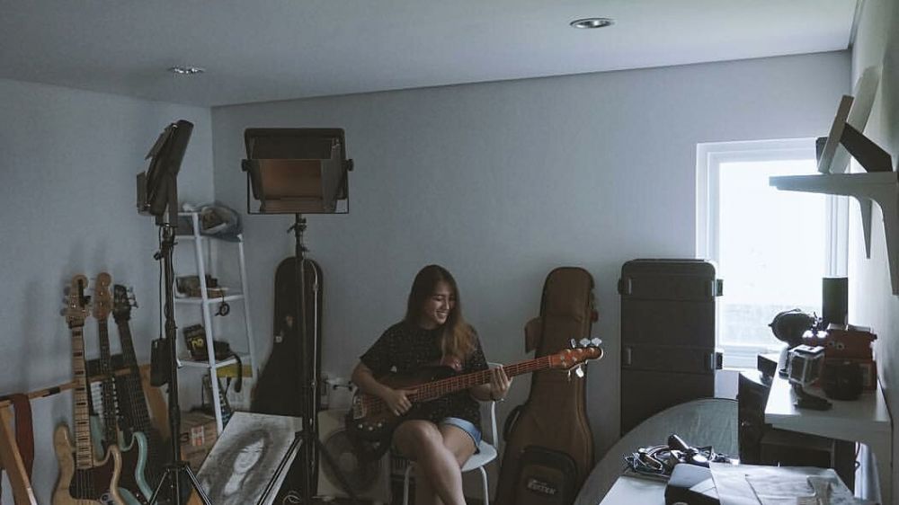 10 Gaya memukau Wanda Omar, bassis cantik yang siap 'membetot' hatimu