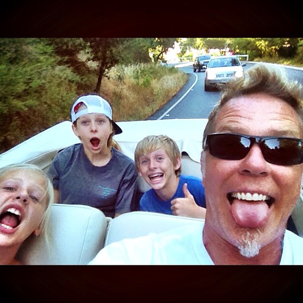 Sudah kepala lima, 10 aura keren vokalis Metallica ini tiada duanya