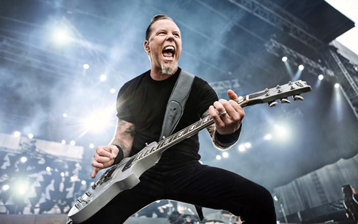 Sudah kepala lima, 10 aura keren vokalis Metallica ini tiada duanya