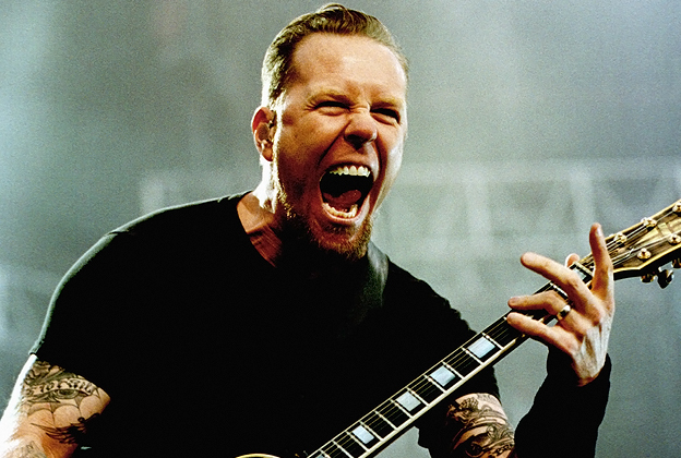 Sudah kepala lima, 10 aura keren vokalis Metallica ini tiada duanya