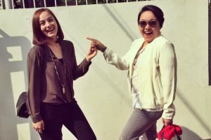 8 Potret ini bukti ibunda Chelsea Islan suka pose kekinian, bak ABG