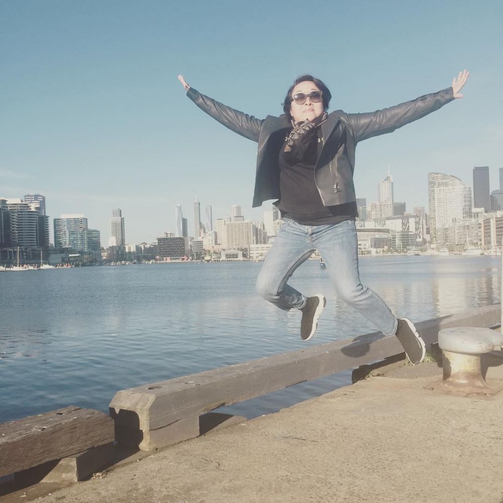 8 Potret ini bukti ibunda Chelsea Islan suka pose kekinian, bak ABG