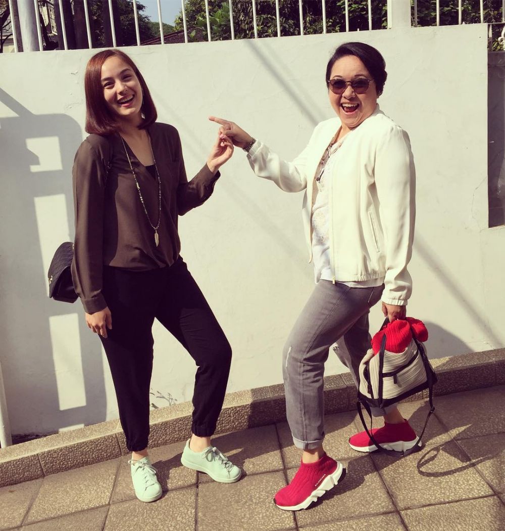 8 Potret ini bukti ibunda Chelsea Islan suka pose kekinian, bak ABG