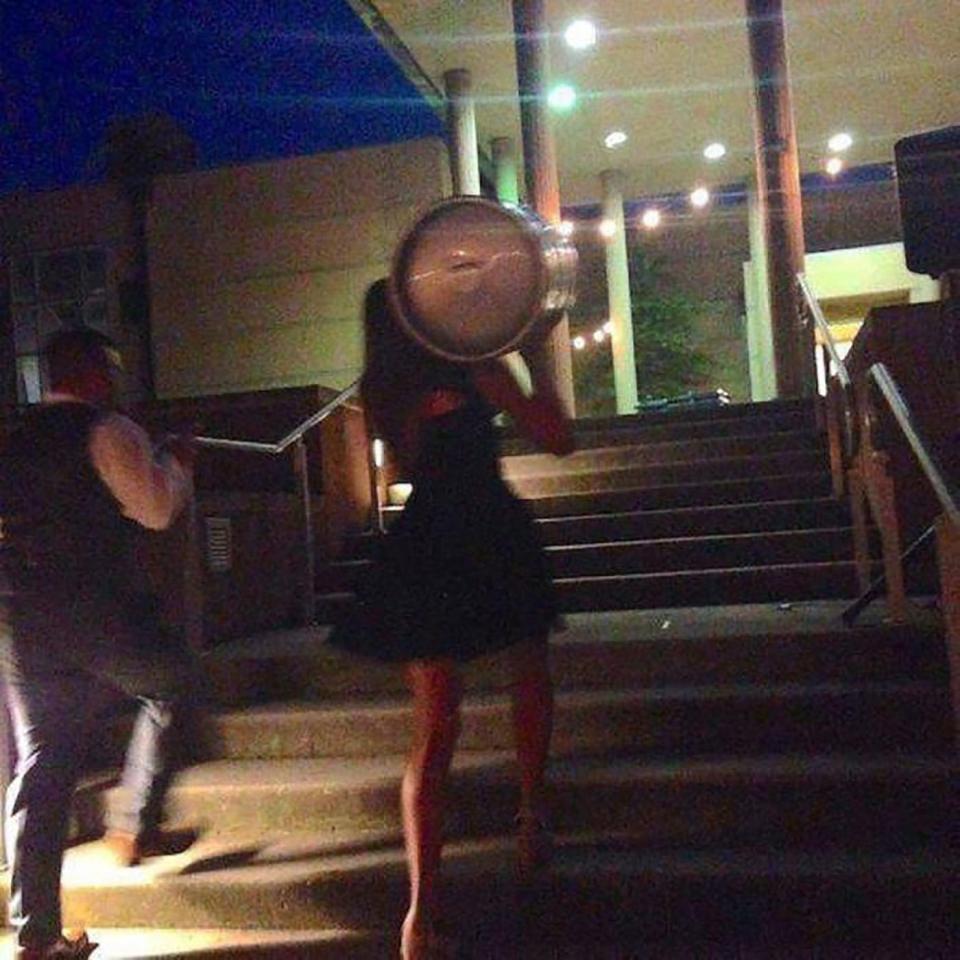 10 Potret pasangan ini buktikan cewek punya tenaga ekstra, kuat banget