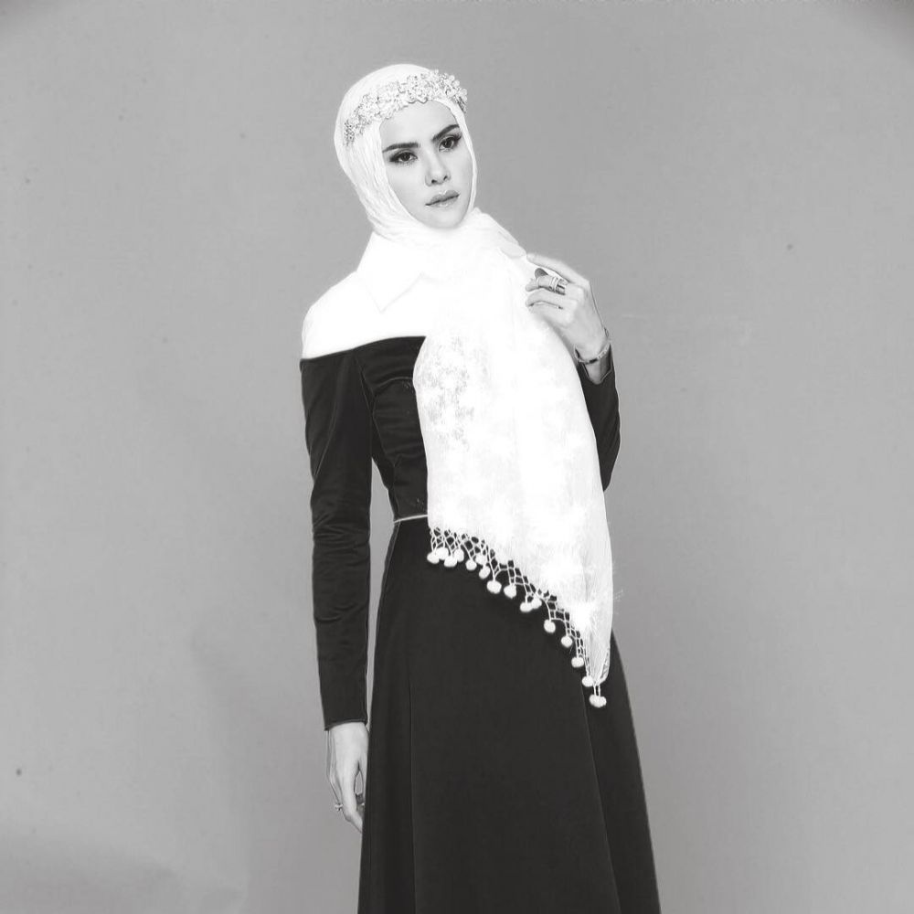 Dekat dengan Vicky Prasetyo, ini 10 gaya terkini Angel Lelga