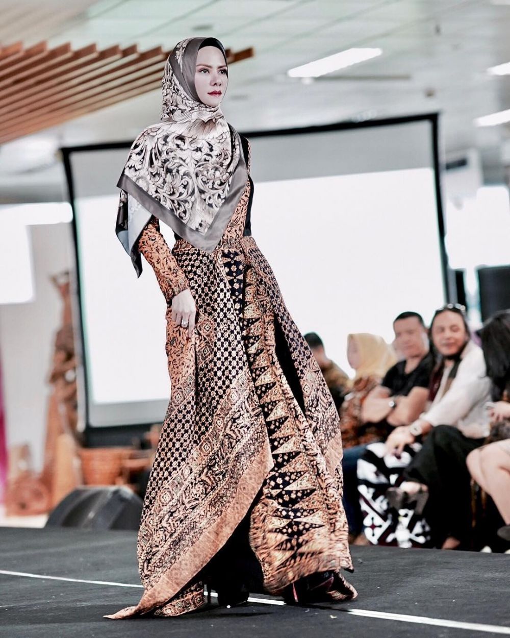 Dekat dengan Vicky Prasetyo, ini 10 gaya terkini Angel Lelga