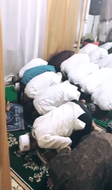 14 Potret tasyakuran 4 bulan kehamilan Audy Item, penuh lantunan doa