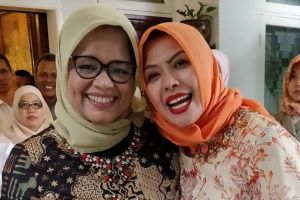 Sama-sama berhijab, ini 5 beda gaya istri Anies dan Sandiaga 