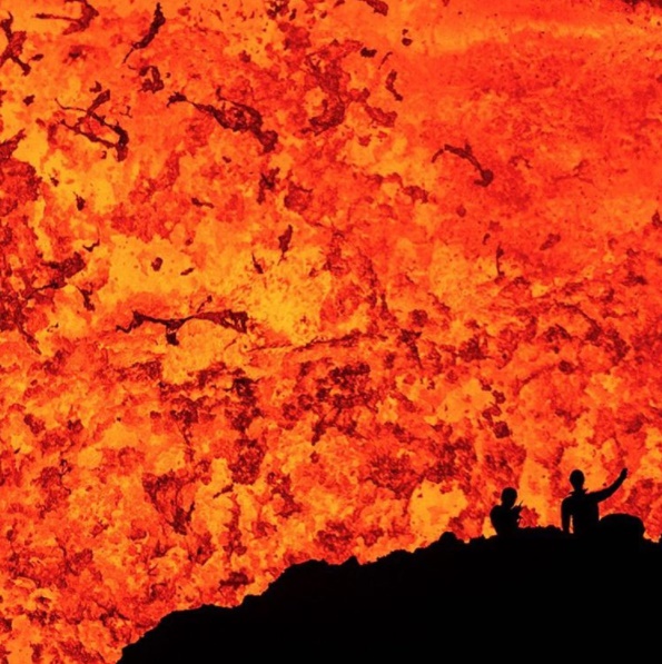 12 Foto ini diambil dari bibir kawah gunung api aktif, wow 