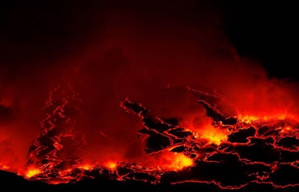 12 Foto ini diambil dari bibir kawah gunung api aktif, wow 