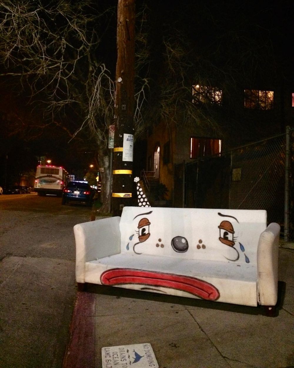 10 Karya seni ini sindir kamu yang sering buang barang, unik banget