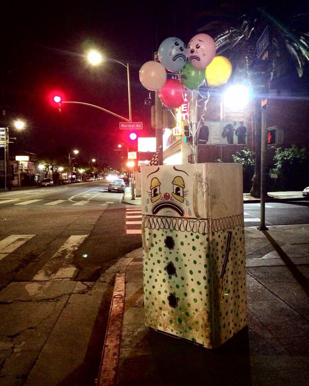 10 Karya seni ini sindir kamu yang sering buang barang, unik banget