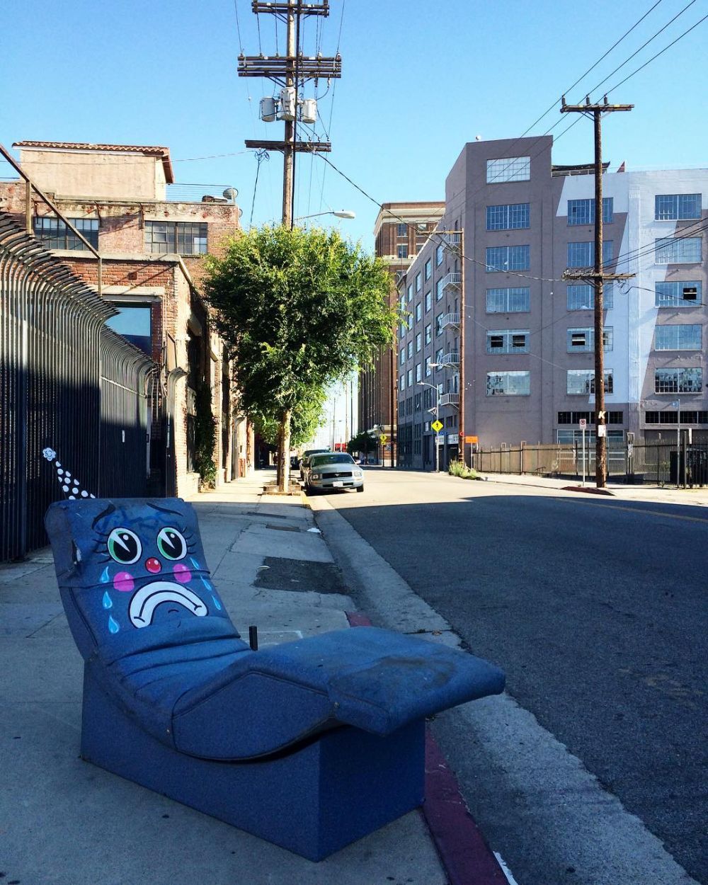 10 Karya seni ini sindir kamu yang sering buang barang, unik banget