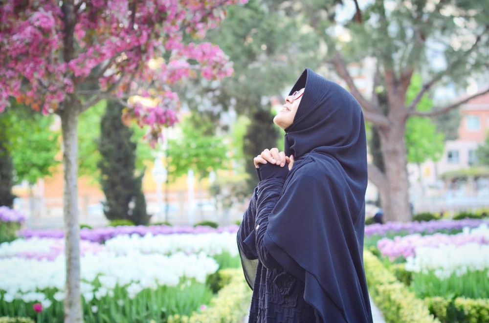 10 Gaya anggun Nabilah, hijaber teman Melly Goeslaw saat di Palestina
