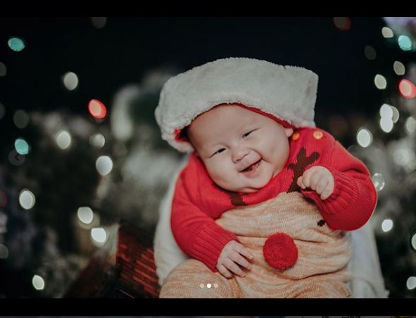 8 Potret selebgram cilik baby Marsson dan Moonella saat Natal, gemes! 