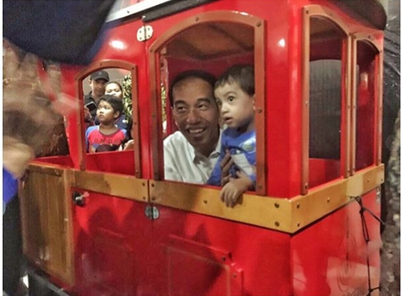 Ini beda gaya Jokowi dan SBY momong cucu, sama-sama kakek idaman
