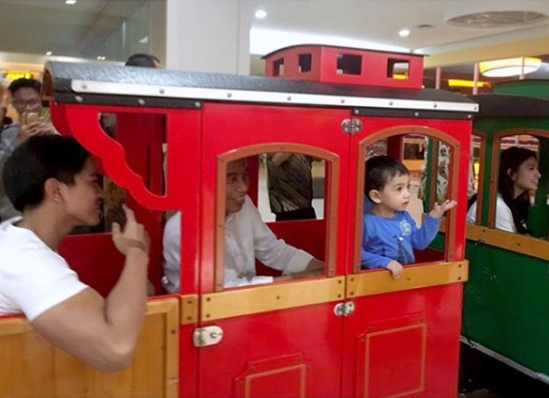 Ini beda gaya Jokowi dan SBY momong cucu, sama-sama kakek idaman