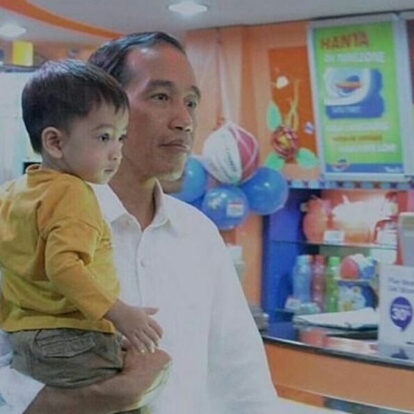 Ini beda gaya Jokowi dan SBY momong cucu, sama-sama kakek idaman