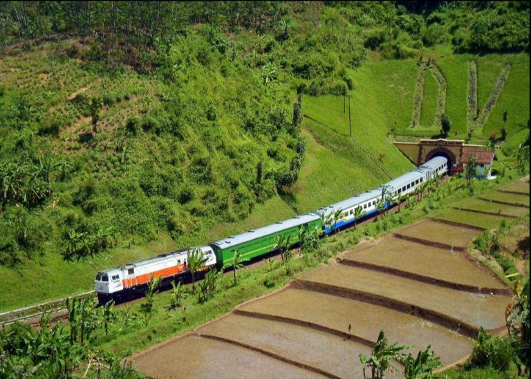 7 Potret indahnya alam Parahyangan dilihat dari kereta api, memesona