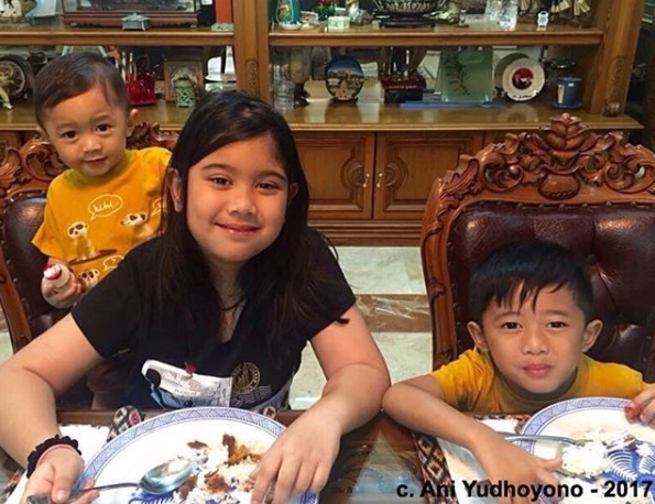 10 Momen akrab ketiga cucu SBY saat main bareng, akur banget