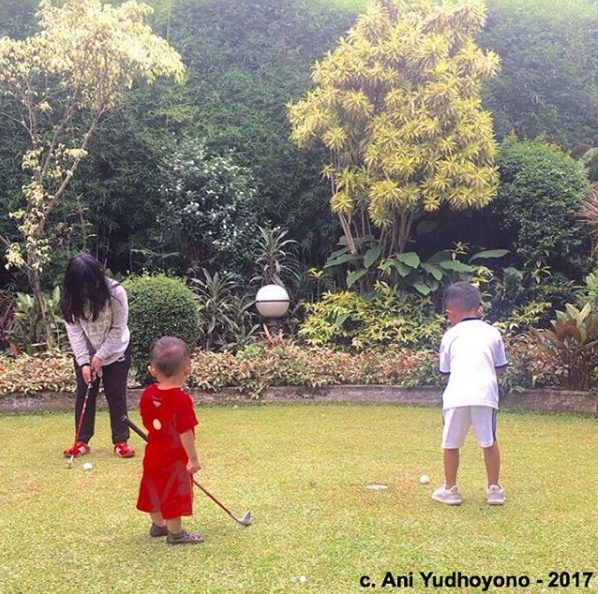 10 Momen akrab ketiga cucu SBY saat main bareng, akur banget