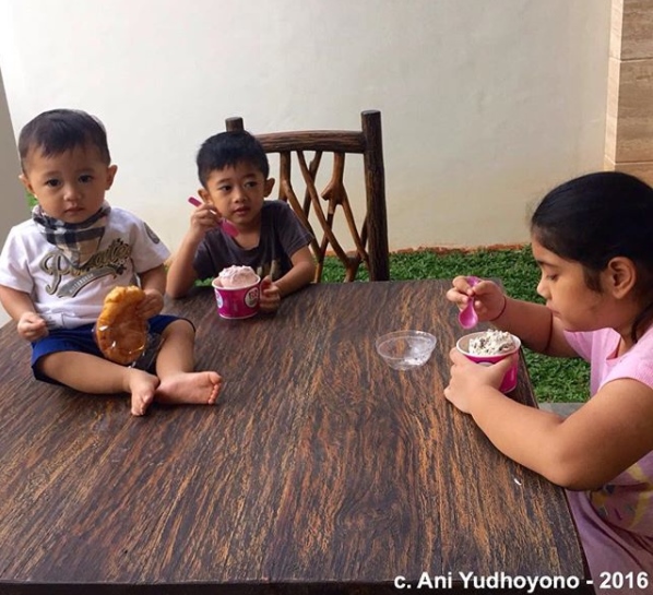 10 Momen akrab ketiga cucu SBY saat main bareng, akur banget