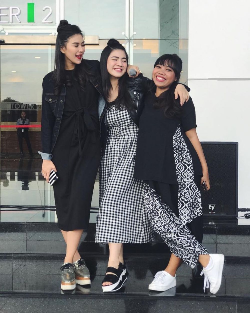 10 Gaya Mumuk Gomez, anggota geng Valerie Thomas yang cantiknya alami