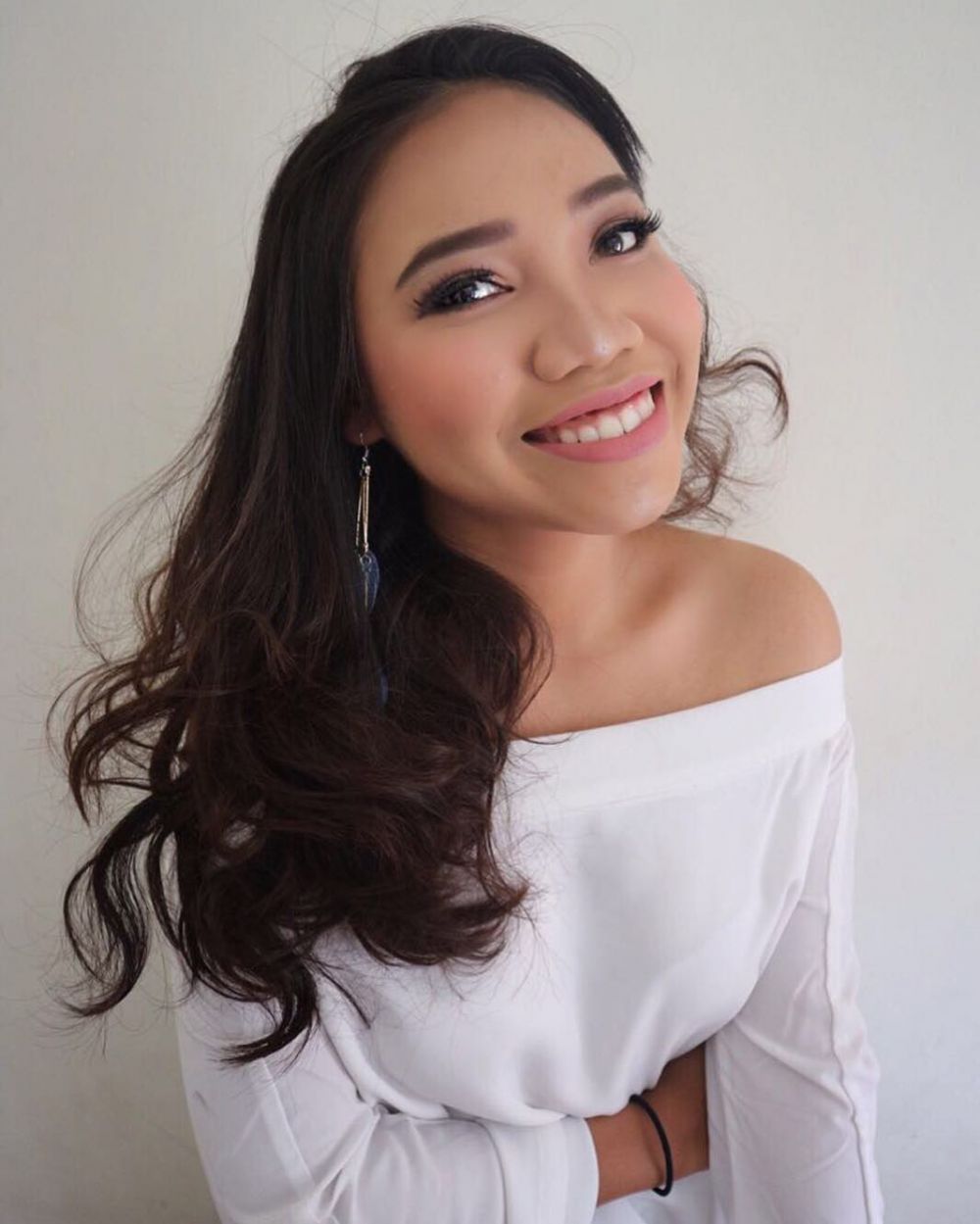 10 Gaya Mumuk Gomez, anggota geng Valerie Thomas yang cantiknya alami