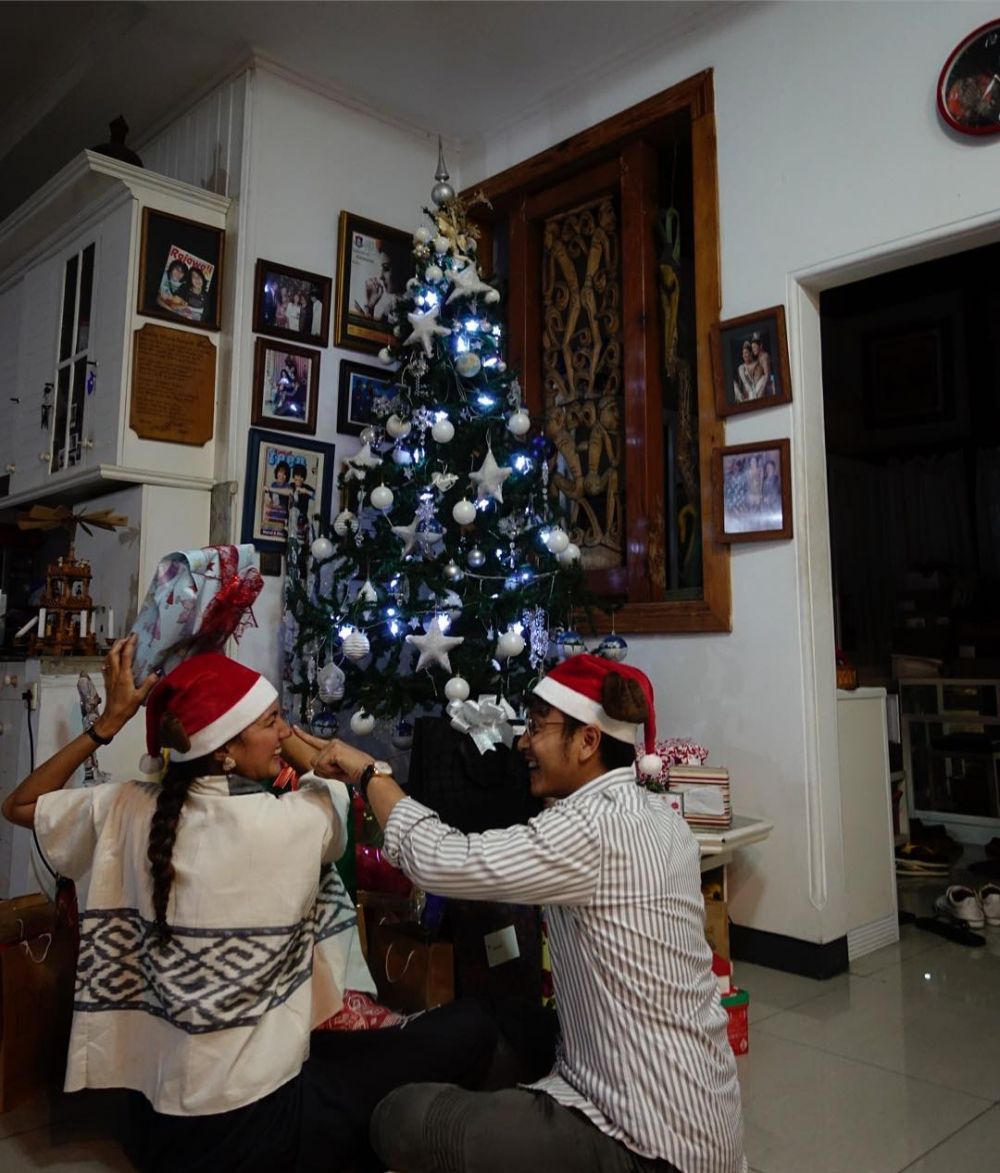 Berbeda keyakinan, 5 seleb ini ikut merayakan Natal bersama kekasih