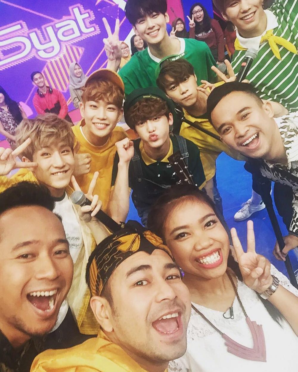 10 Bukti kedekatan Mumuk Gomez & pria yang disebut mirip mendiang Olga