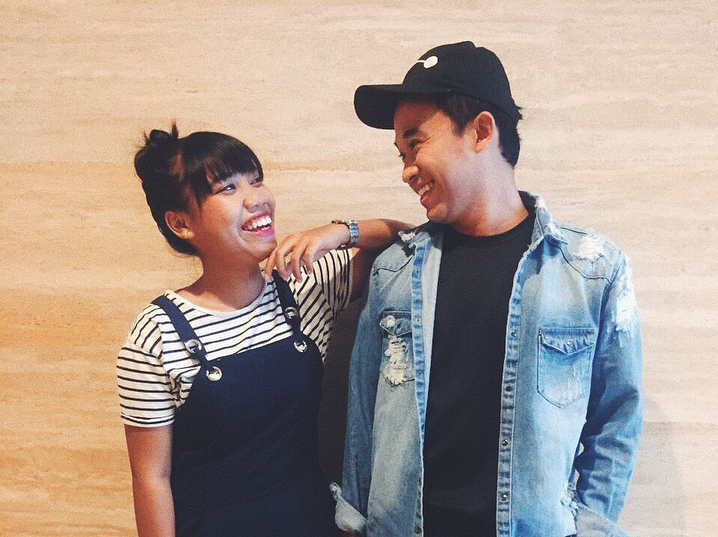 10 Bukti kedekatan Mumuk Gomez & pria yang disebut mirip mendiang Olga