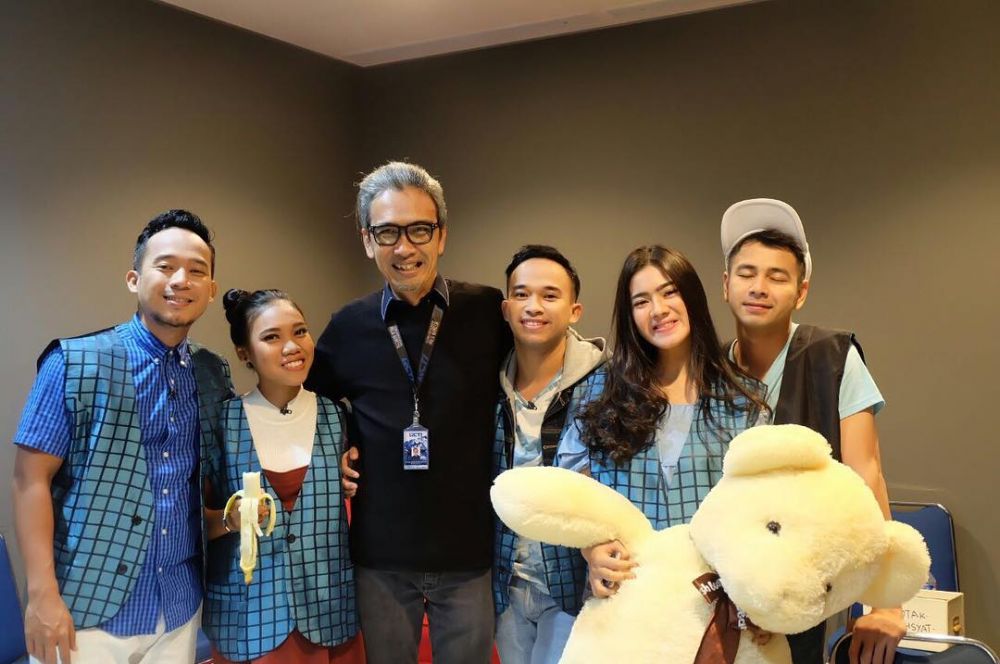 10 Bukti kedekatan Mumuk Gomez & pria yang disebut mirip mendiang Olga