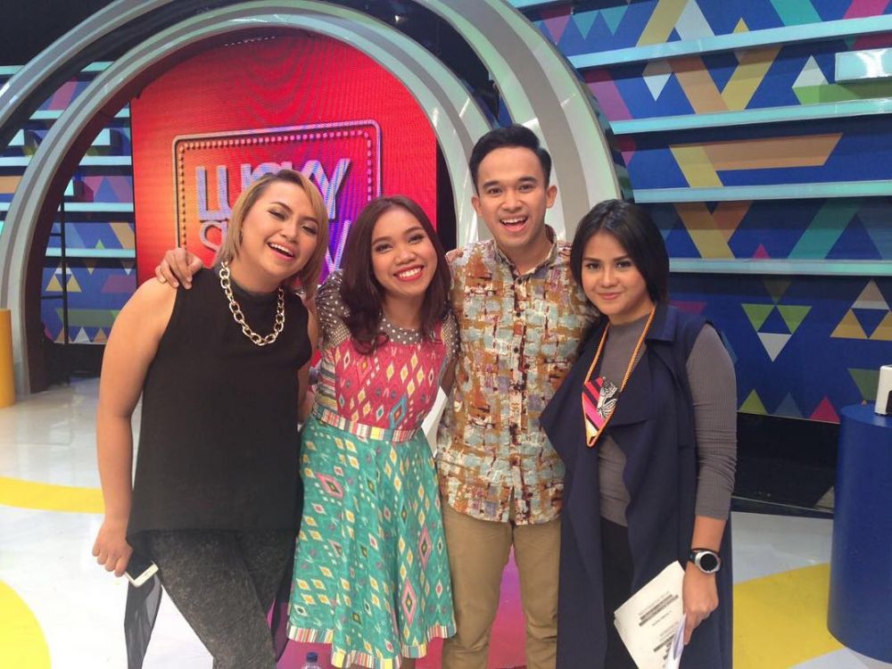 10 Bukti kedekatan Mumuk Gomez & pria yang disebut mirip mendiang Olga