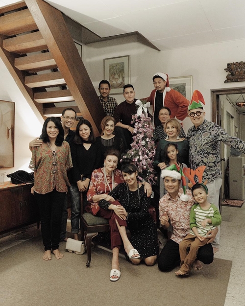 Potret harmonis 5 keluarga seleb beda agama saat perayaan Natal