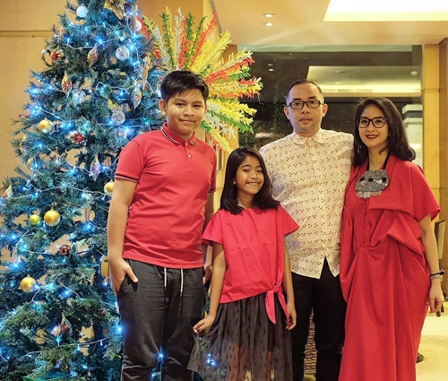 Potret harmonis 5 keluarga seleb beda agama saat perayaan Natal