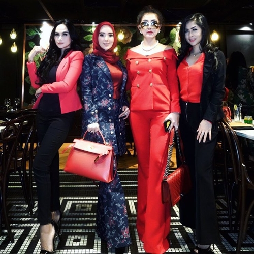 10 Gaya Devita Rusdi, eks model seksi yang kini jadi sosialita hijaber
