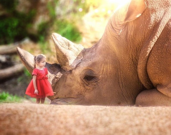 12 Editan foto surealis manusia berhadapan hewan raksasa, bikin kagum