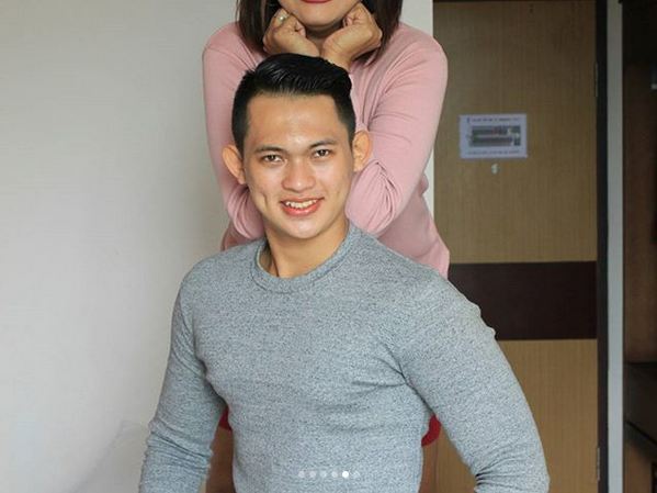 10 Momen seru liburan Ely Sugigi bareng berondong, dunia milik berdua