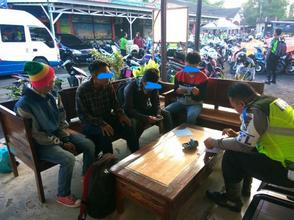 Kids jaman now bully pemotor, tak disangka si korban ternyata polisi