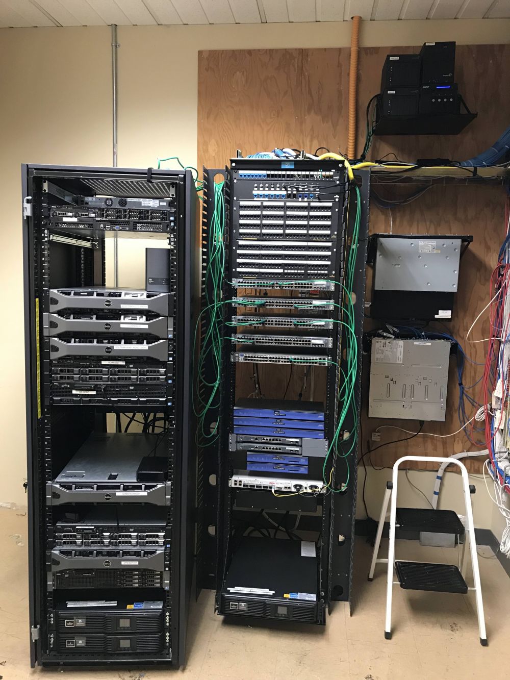 8 Foto transformasi kabel server setelah dirapikan ini bikin takjub