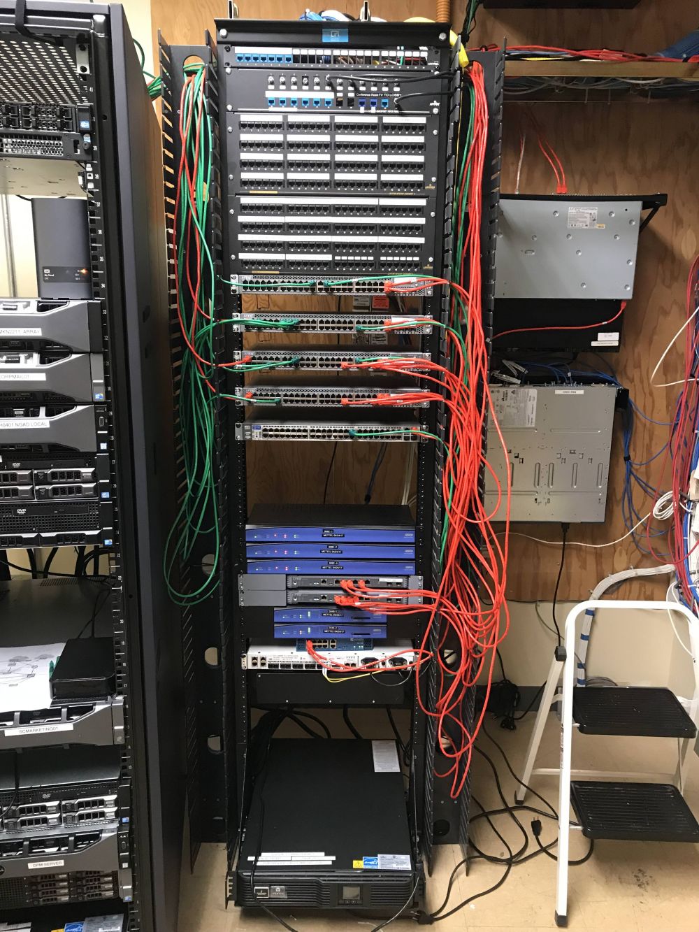 8 Foto transformasi kabel server setelah dirapikan ini bikin takjub