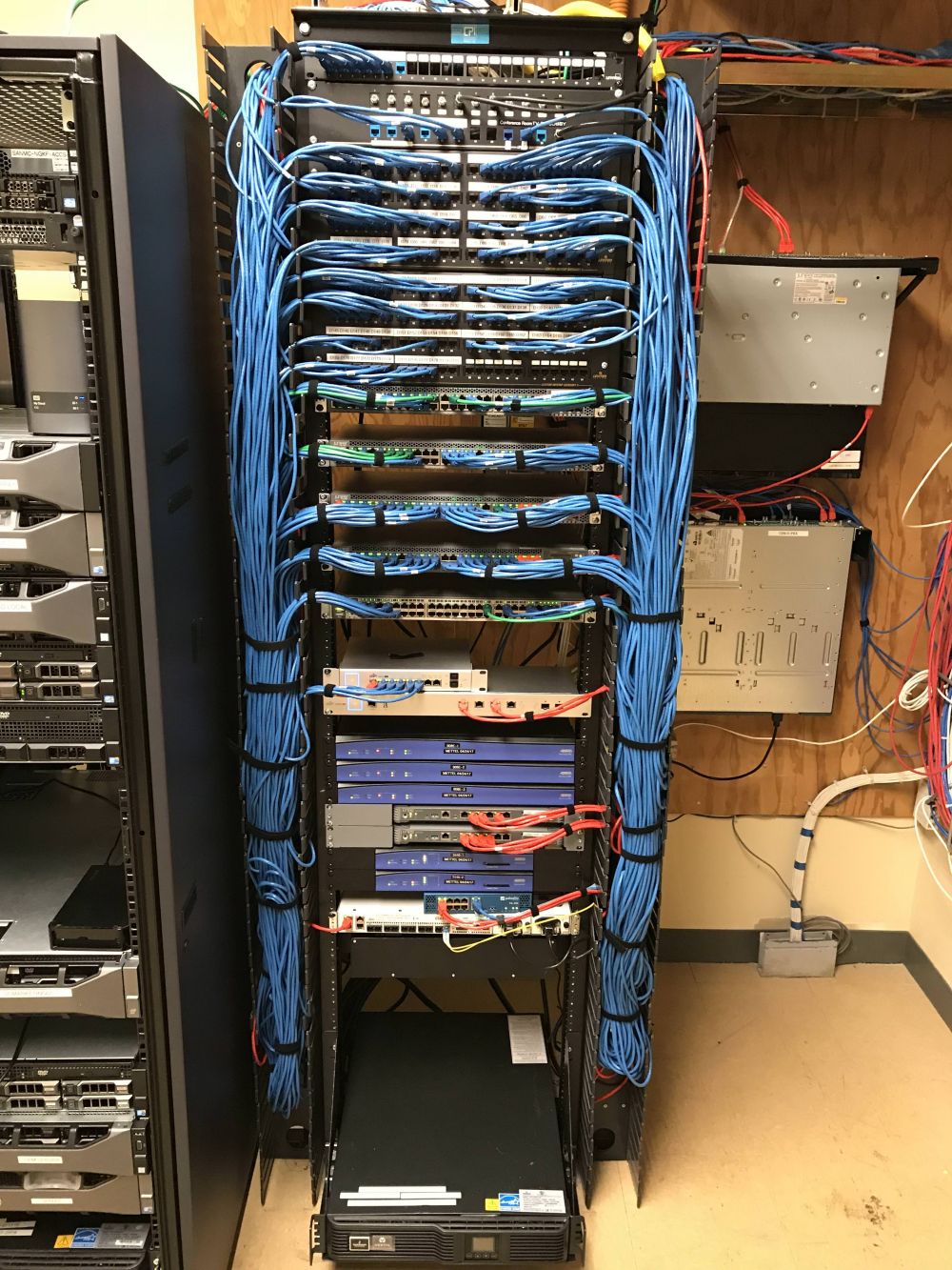 8 Foto transformasi kabel server setelah dirapikan ini bikin takjub